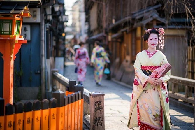Gion and Fushimi Inari Shrine Kyoto Highlights With Government-Licensed Guide - Guided Tour of Gion
